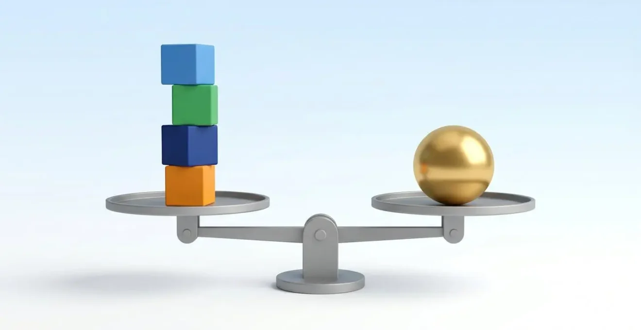 Illustration 3D d'une balance en équilibre avec des cubes colorés (Livret A, LDDS, Livret BFM, assurance-vie) d'un côté et une sphère dorée de l'autre, symbolisant l'équilibre d'une stratégie d'épargne diversifiée.